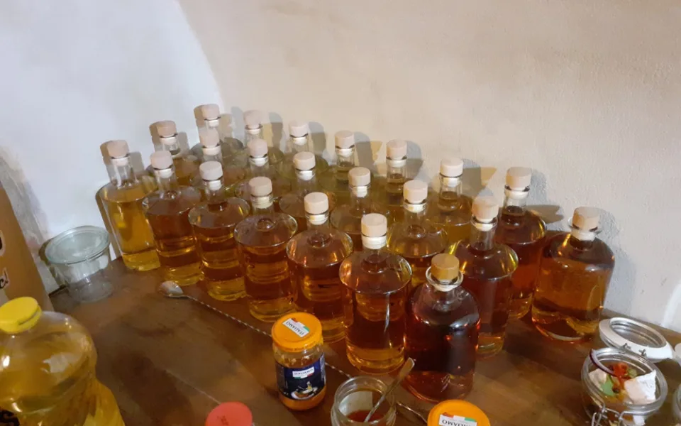 Celníci opakovaně našli v baru v Třebíči neznačený alkohol. Celkem šlo o 100 litrů pálenky a whisky