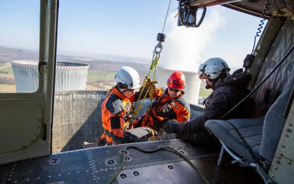 Vrtulník i záchranáři nad elektrárnou. V Dukovanech začalo speciální cvičení