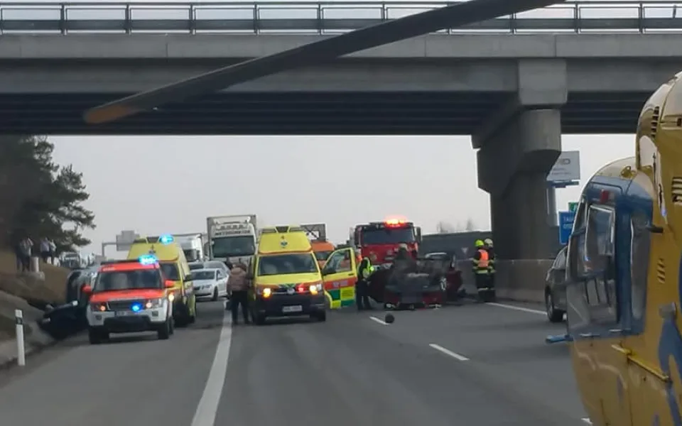 Policie hledá svědky vážné nehody tří vozidel. Nejeli jste před dvěma týdny po dálnici D1?  