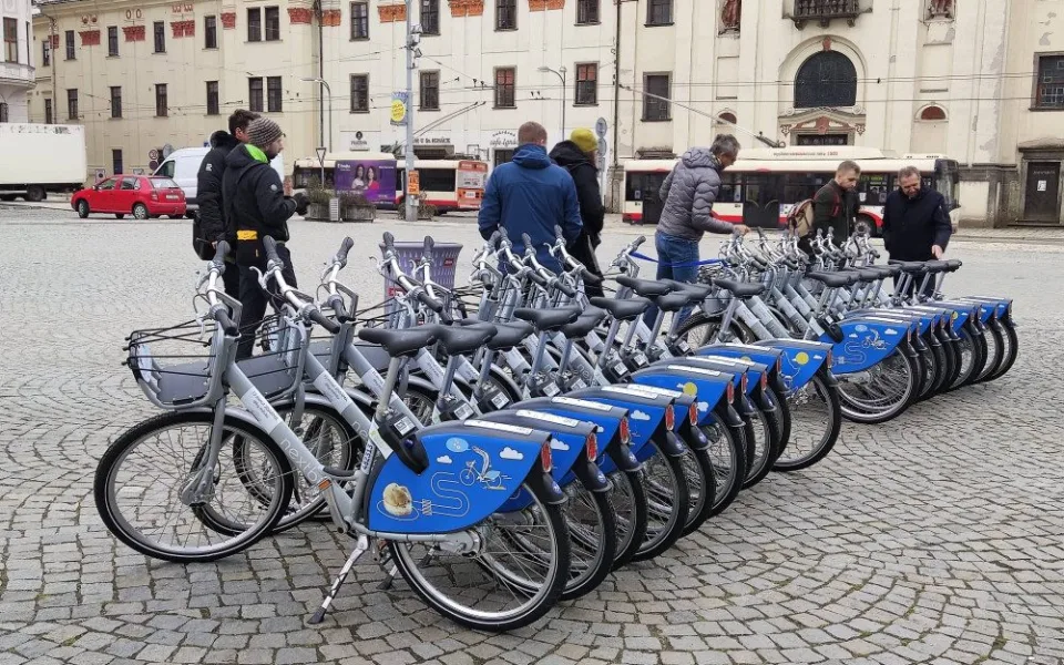 Po Jihlavě na sdíleném kole. Občané mohou k dopravě po městě od pátku využít bikesharing