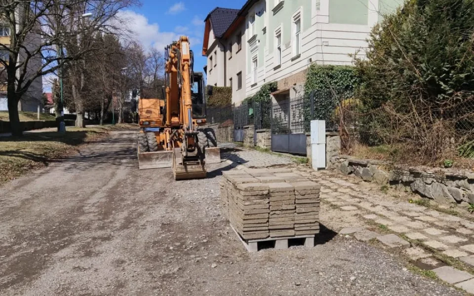 Od pondělí se pokračuje v rekonstrukci ulice Jiřího z Poděbrad, dokončená má být v létě