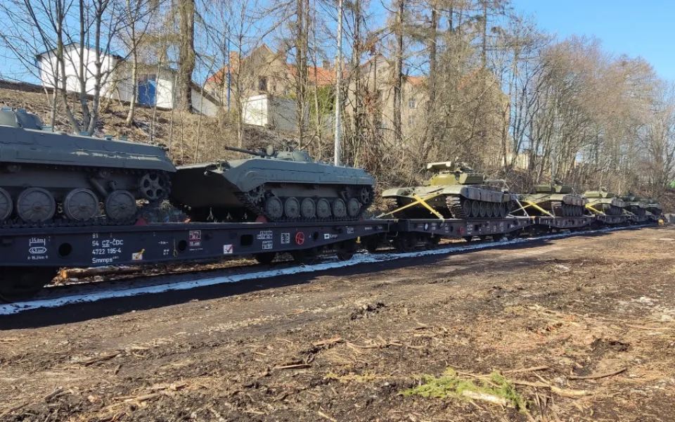Z Jihlavy rovnou do války. Z městského nádraží odjely české tanky a transportéry po dohodě s NATO