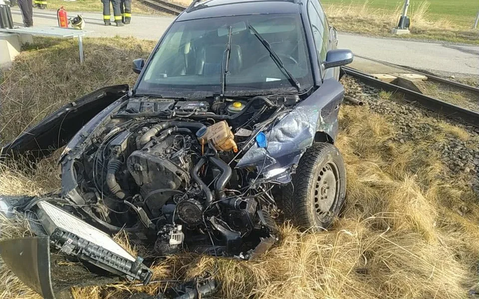 Devatenáctiletý řidič vjel na blikající přejezd. Srazil se s vlakem a zranil se