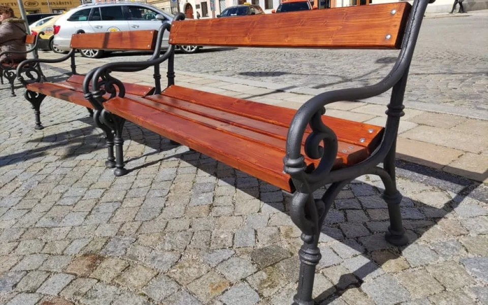 Místo bílé hnědá. Lázeňské lavičky v Jihlavě dostaly nový nátěr, oprava jednoho kusu vyjde na 3500 korun