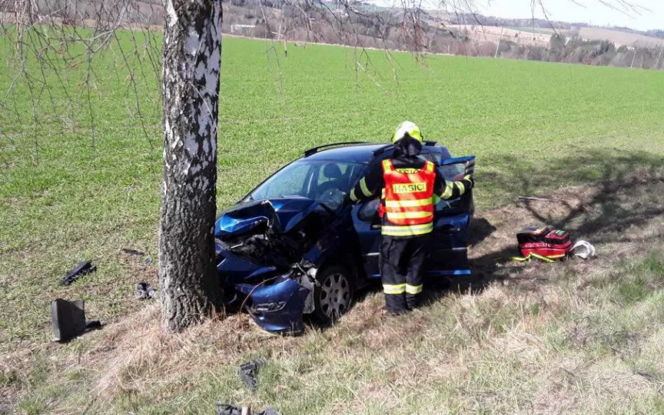 Řidič osobního auta u Čelakovic narazil do stromu a zranil se. Byl transportován do pelhřimovské nemocnice
