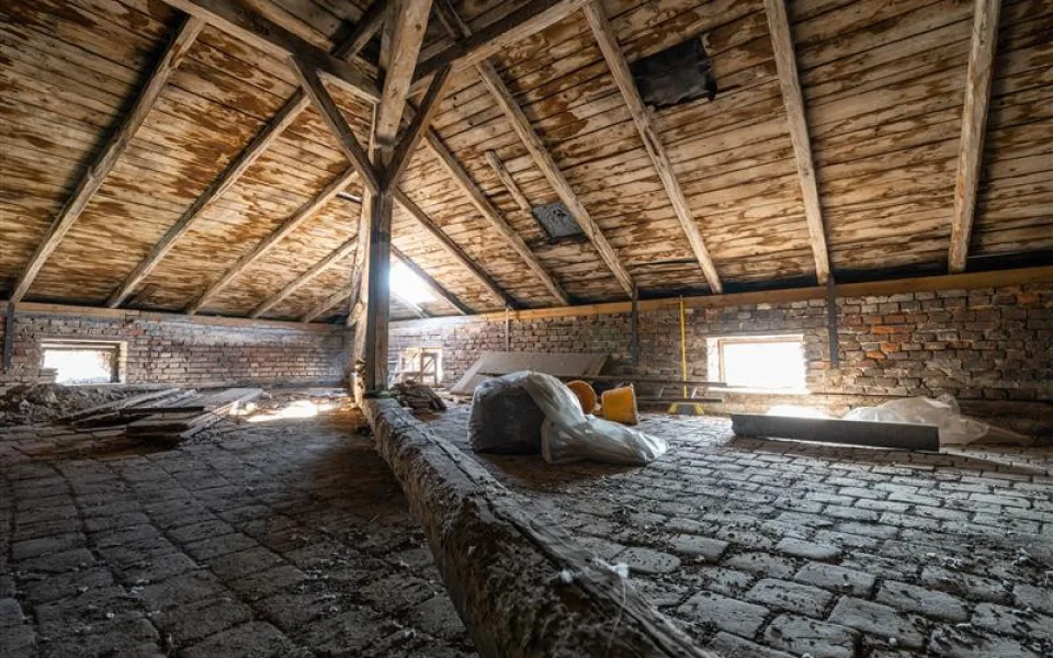 Historický dům na Masarykově náměstí nyní čeká rekonstrukce střechy