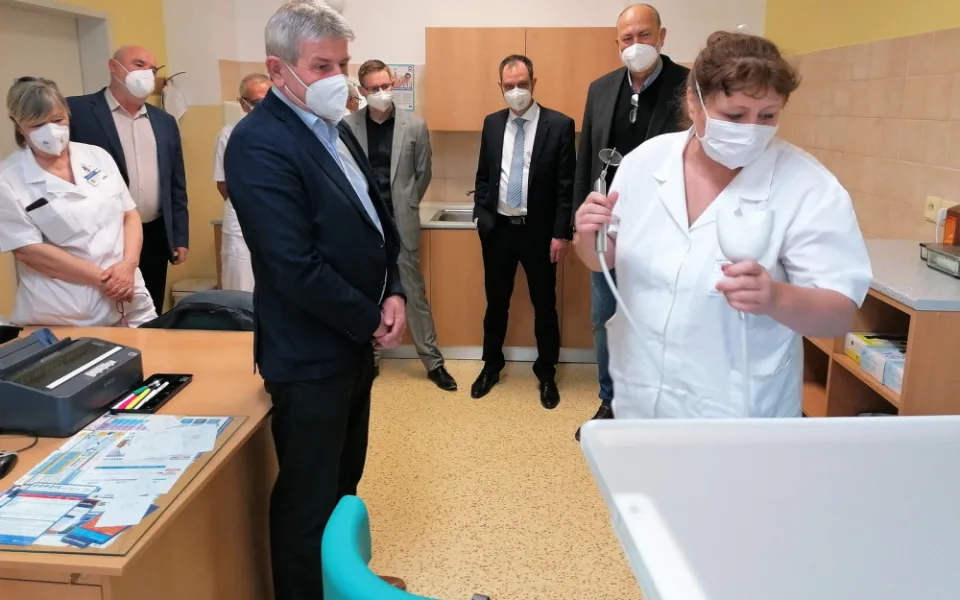 Pelhřimovské ORL má novou vyšetřovací jednotku. Má optický kamerový systém a vyšetřovací mikroskop