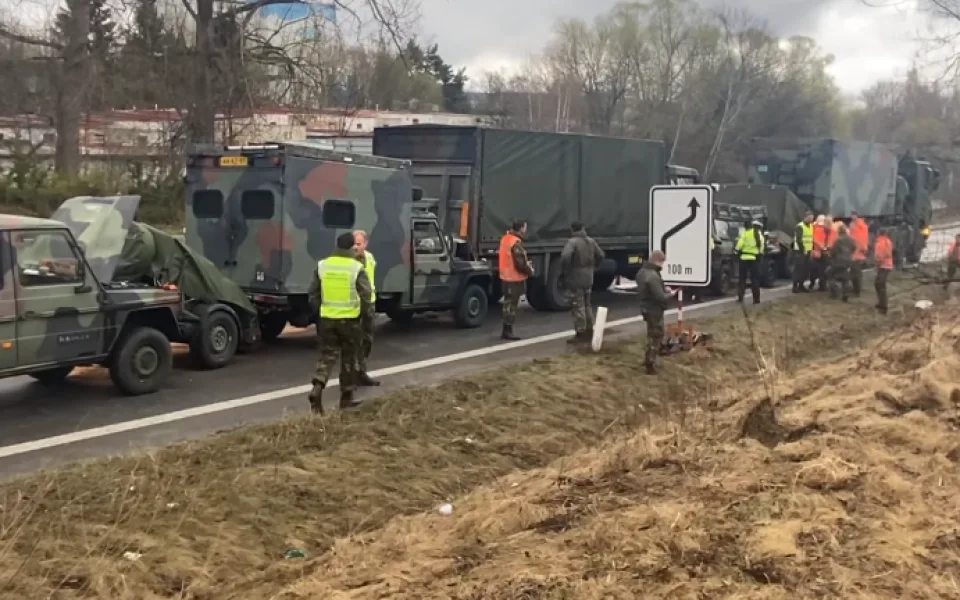 Řetězová nehoda nizozemského vojenského konvoje zablokovala na pět hodin provoz na přivaděči u Jihlavy