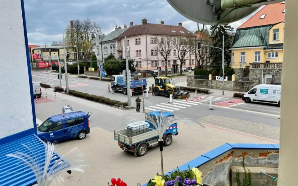 Lidé u jihlavského nádraží jsou bez vody, oprava se protáhne na několik dní. Kvůli havárii jsou přistaveny cisterny
