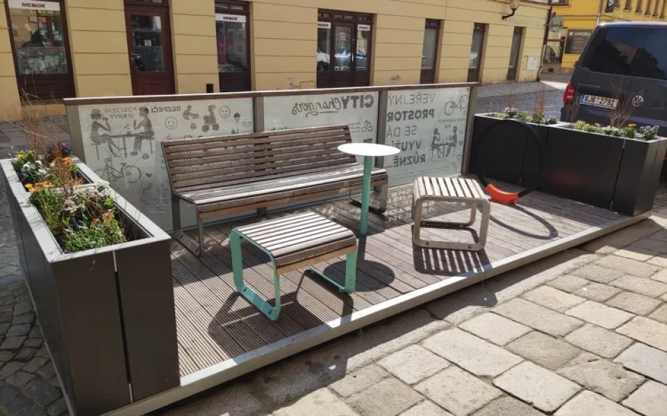 Posezení na kávu místo parkovacího stání. Od minulého týdne mohou občané využít parklet v Palackého ulici