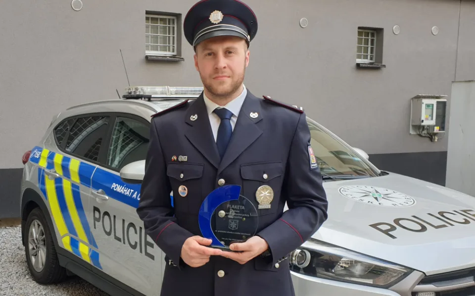 Jihlavský policista pomohl ženě, která omdlela. Jsem rád, že i dnešní doba má slušné mladé lidi, kteří pomáhají, vzkázal ženin manžel