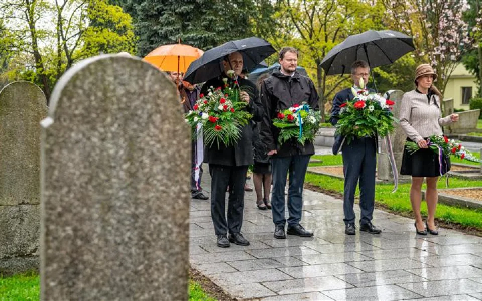 (Zleva) radní města Petr Ryška, krajský radní Pavel Hájek, předseda Senátu Miloš Vystrčil a poslankyně Eva Decroix