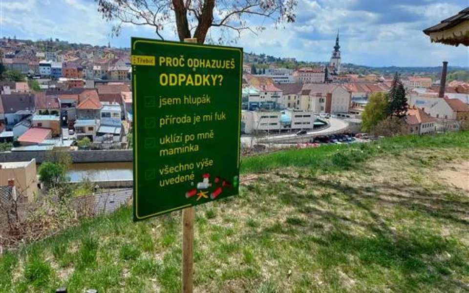 Jsem hlupák, uklízí po mně maminka. Třebíč cedulemi po městě přitvrdila v boji s lidmi, co dělají nepořádek