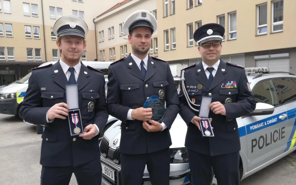 Senior v dešti spadl a ochromily ho křeče. Pomohli mu policisté, hlavu mu podložili služební bundou a přivolali lékaře