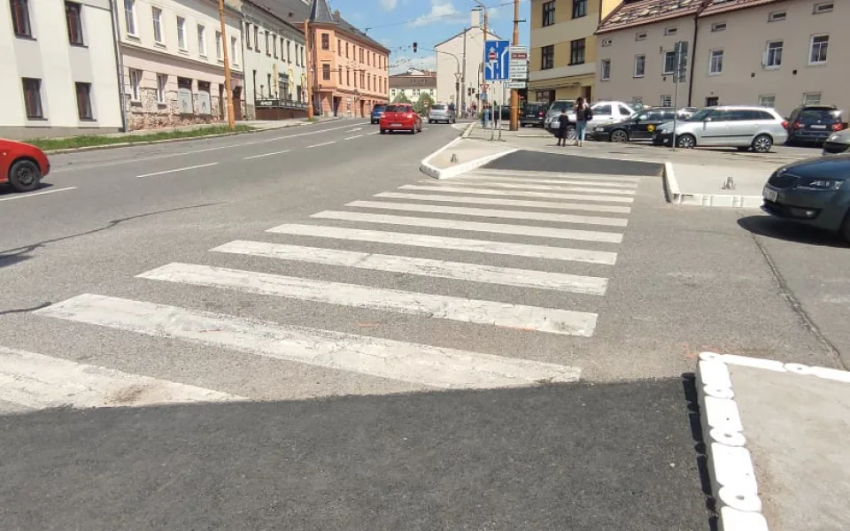 Přechod na Fibichově ulici byl výrazně zkrácen kvůli bezpečí chodců. Zlepší se i řazení aut na odbočení, říká radnice 