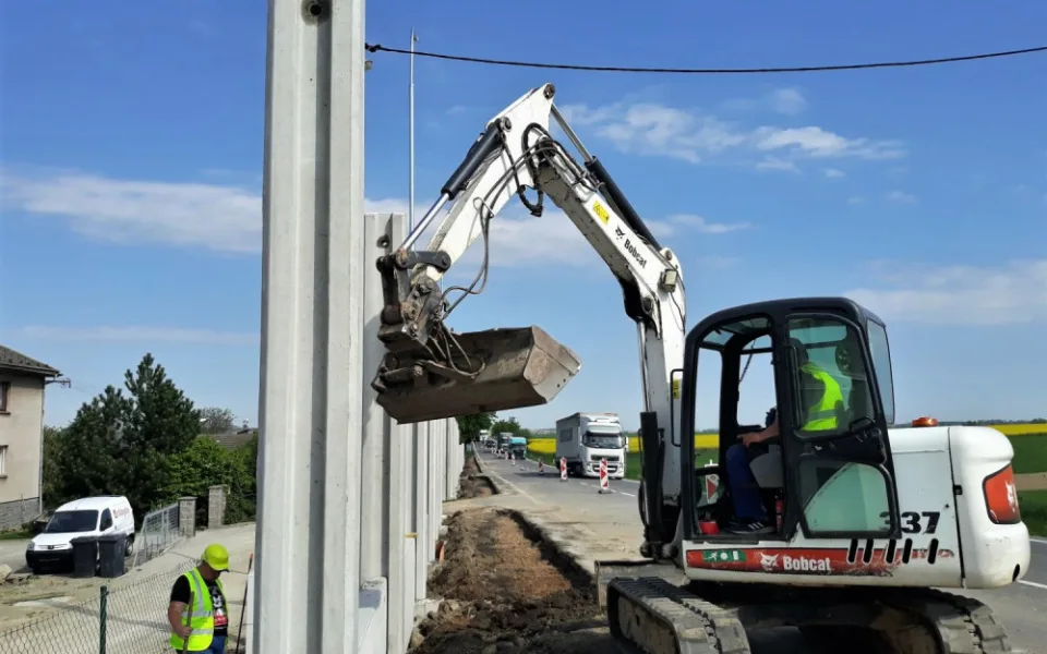 U Radostína už roste protihluková stěna. Podívejte se, jak to teď na stavbě vypadá