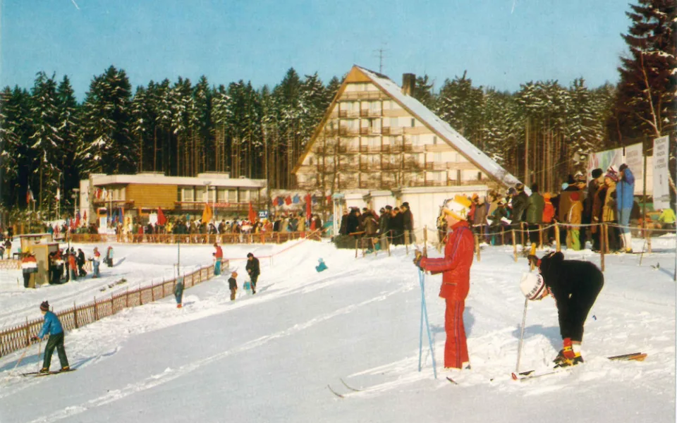 Nepřehlédnutelný Hotel Ski funguje už půl století. Podívejte se, jak se proměnil v čase