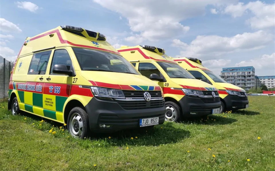 Za pacienty rychleji a bezpečněji. Záchranáři z Vysočiny mají nové sanitky za více než 25 milionů korun
