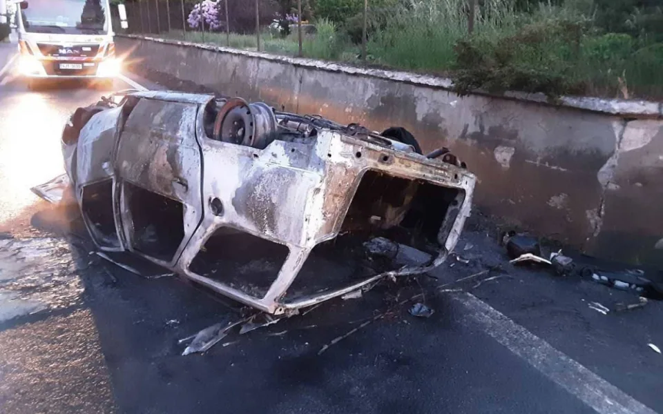 Po noční havárii hořelo u Dušejova auto, dva lidé skončili v péči záchranářů