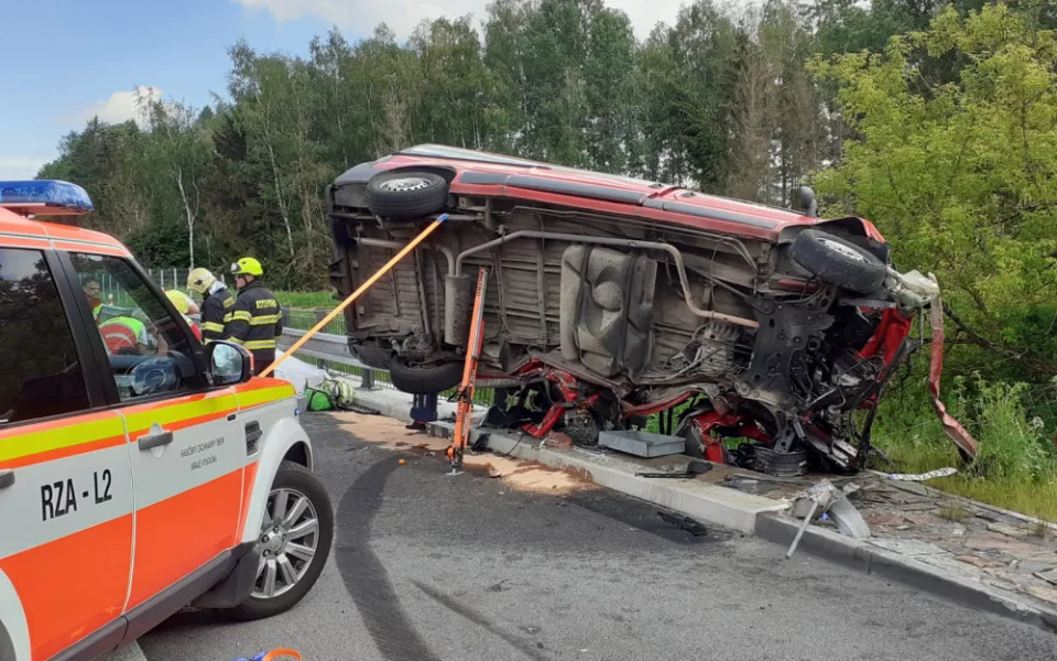 Tragická bilance odpolední nehody na dálnici. Střet osobního auta s dodávkou nepřežili dva lidé, další dva jsou těžce zranění