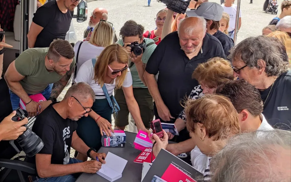 Kdyby to šlo, dám vám deset hlasů. Expremiér Babiš zavítal na Vysočinu, podávalo se sladké pečivo