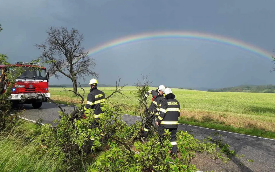 Stromy na silnici, nárazový vítr, supercela. Hasiči na Vysočině mají za sebou náročnou službu