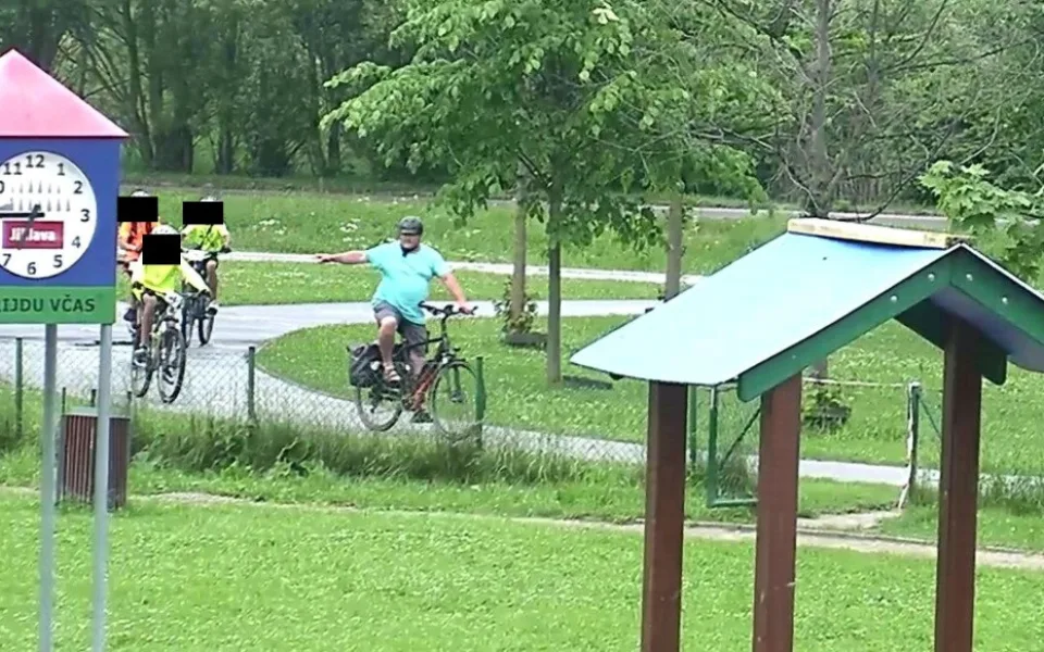 Odskočila si na záchod a přišla o fotoaparát. Policie potřebuje identifikovat cyklisty z kamerových záznamů