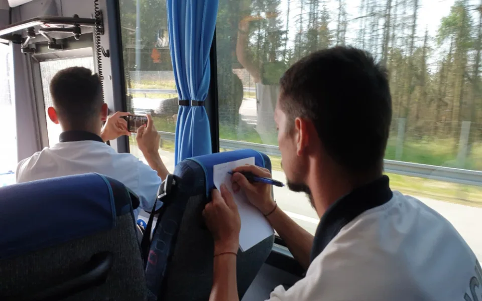 Policie dnes v autobuse hlídkovala na D1. Řada nepřipoutaných řidičů za jízdy telefonovala