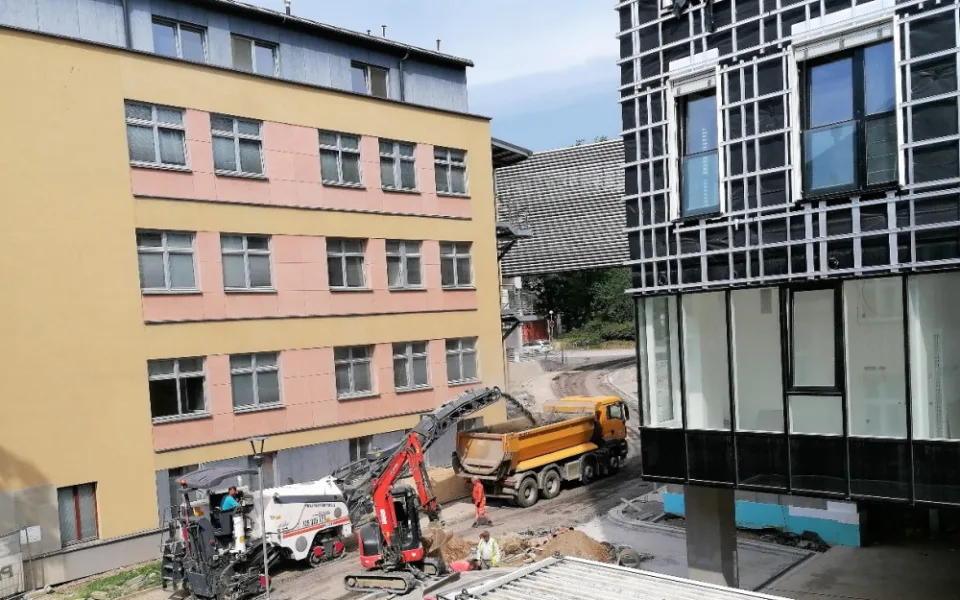 Frézování komunikace v Nemocnici Pelhřimov