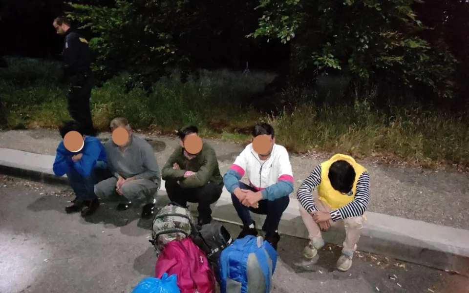 VIDEO: V kamionu s nábytkem jelo pět migrantů. Rozřezali plachtu ve stropě, otvory pak přelepili