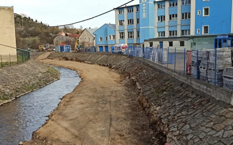 Stavba cyklostezky z Mlýnské na Helenínskou ulici se prodraží o deset milionů, bylo nutné zpevnit břeh u Plastikovu