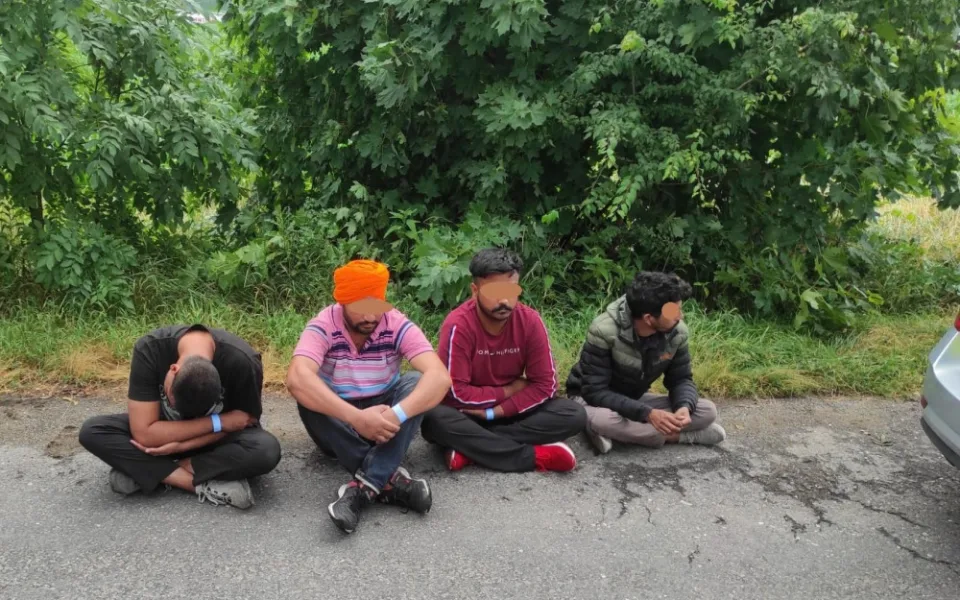 Od Štoků k D1 jde skupina mužů, jeden z nich má na hlavě turban, znělo v oznámení na tísňové lince