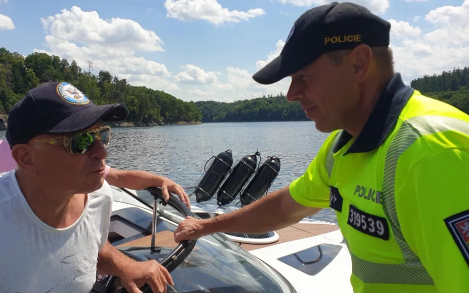 Policisté dnes na dalešické přehradě rozdávali pokuty, hlavně vůdcům lodí