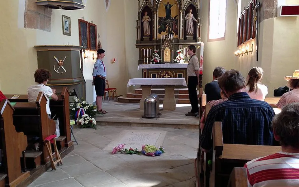 U schrány vystavené před obětním stolem drželi čestnou stráž skauti. Foto: Christnet / Vít Luštinec