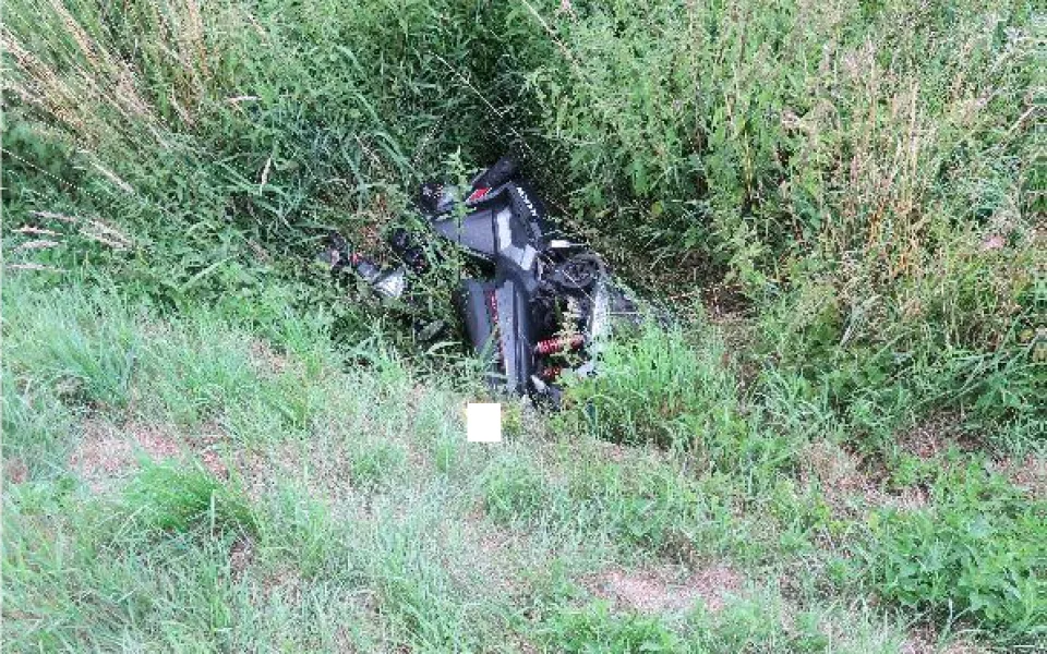 Policie hledá svědky páteční nehody u Kostelce. Sražená motocyklistka utrpěla vážná zranění