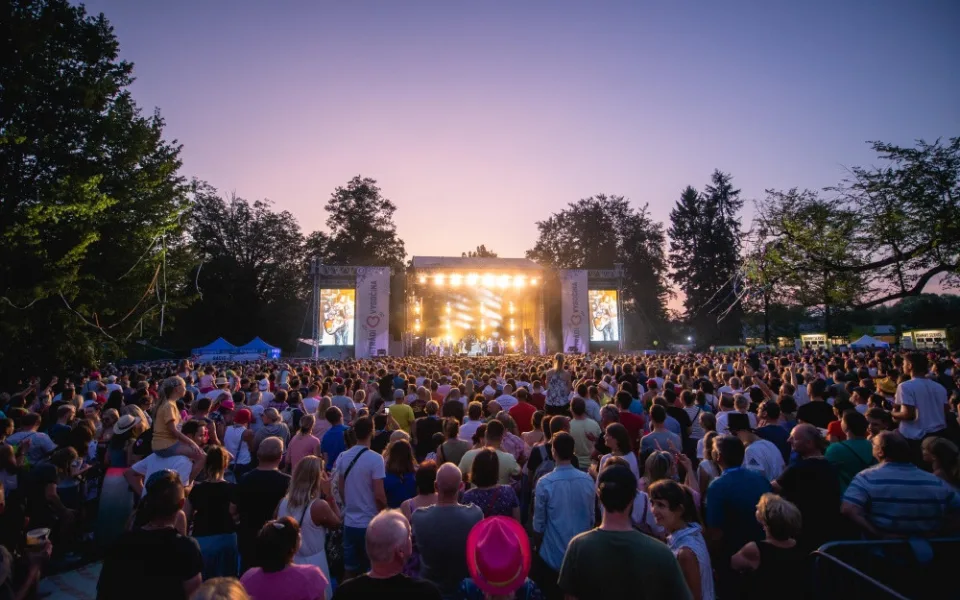 Famózní, exkluzivní a jedinečný. To bude 20. ročník Sázavafestu v zámeckém lesoparku ve Světlé nad Sázavou