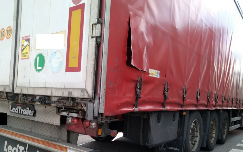 Přes Vysočinu cestovali další migranti, z toho tři nezletilí. Vylezli z náklaďáku otvorem v plachtě 