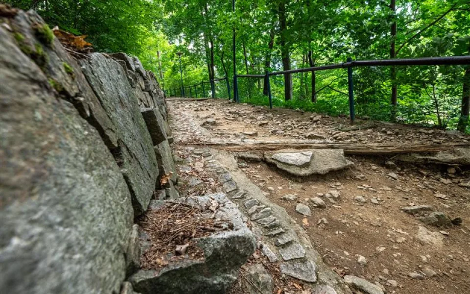 Město nechá na Heulose opravit strmou cestu od zoo k hrádku. Nové zde bude i zábradlí a osvětlení
