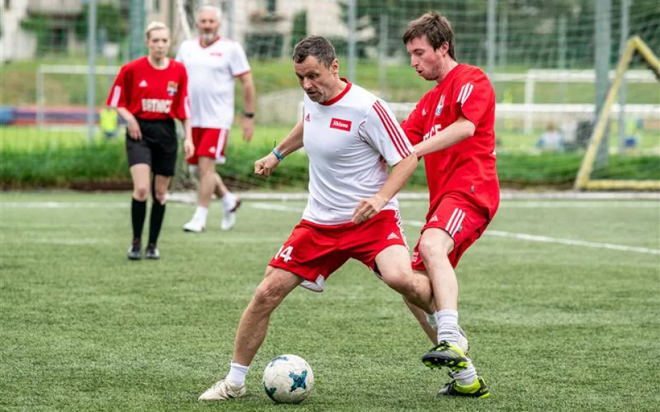 Nová sezóna na novém hřišti. Fotbalistům za 7 milionů vymění umělý trávník v areálu Na Stoupách