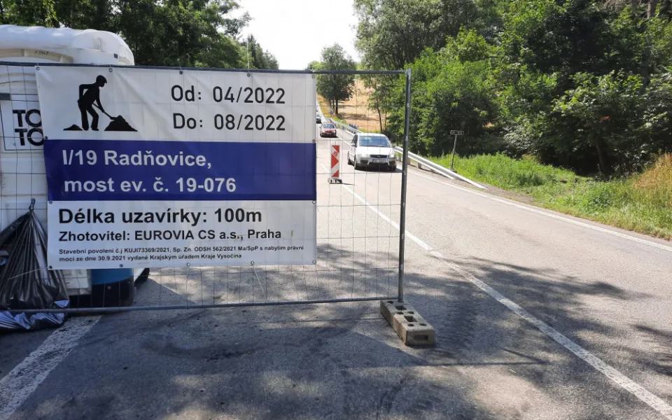 Most na silnici I/19, který překlenuje silnici I/19 přes Slavkovický potok u Radňovic na Žďársku