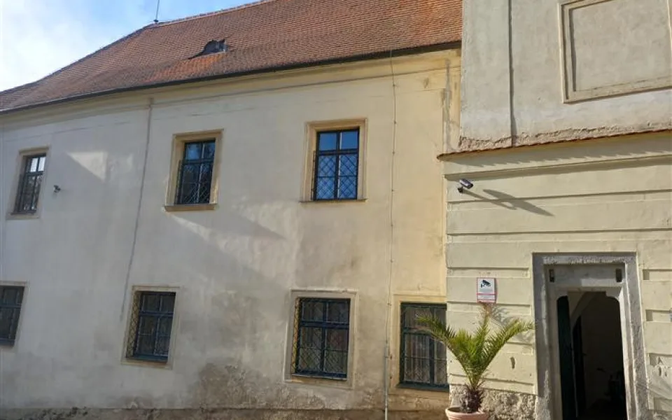 Ze zámku v Budkově je už desítky let dětský domov. Teď dostane novou fasádu, okna a dveře