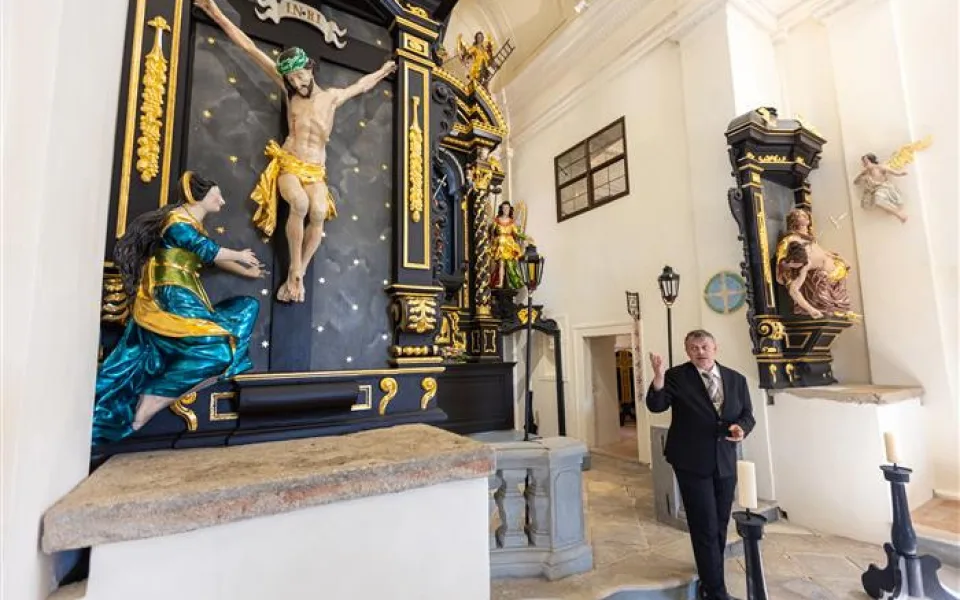 Zchátralá kaple pod Hradem Kámen je po třech letech opravená