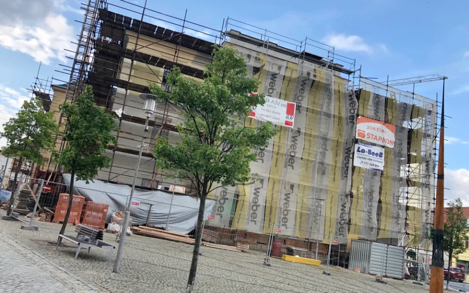 Lidé v Třešti si na novou cukrárnu a lékárnu ještě počkají. Oprava budovy na náměstí se protáhne