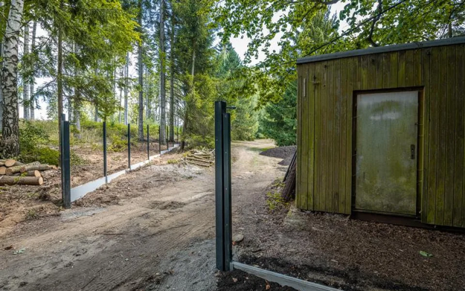 Kolem krematoria v Jihlavě vzniká nové oplocení. Hotové bude na konci prázdnin