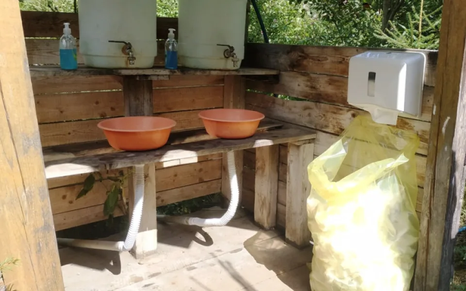 Ilustrační foto, výtokové kohouty k mytí rukou po použití WC