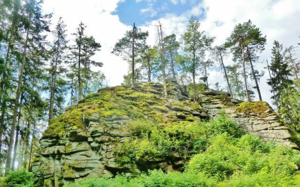 Jedenáctka skalních mís ve Žďárských vrších s vyhlídkou na Čtyři palice i údolí Svratky