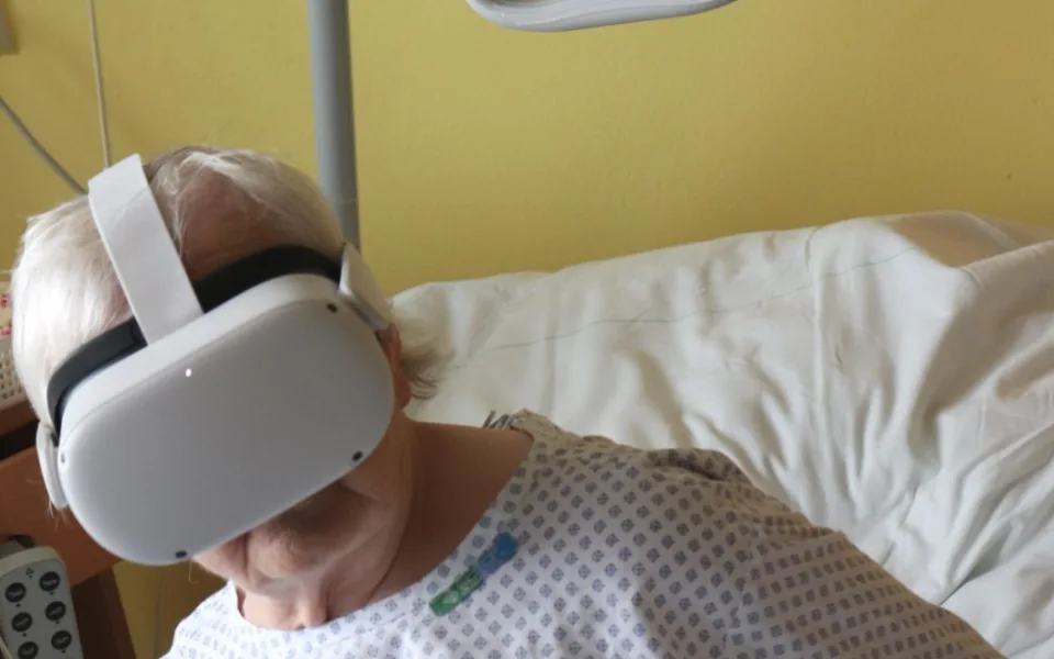 V posteli na koncert nebo na procházku po Praze? Jihlavská nemocnice na geriatrii a onkologii nabízí virtuální realitu
