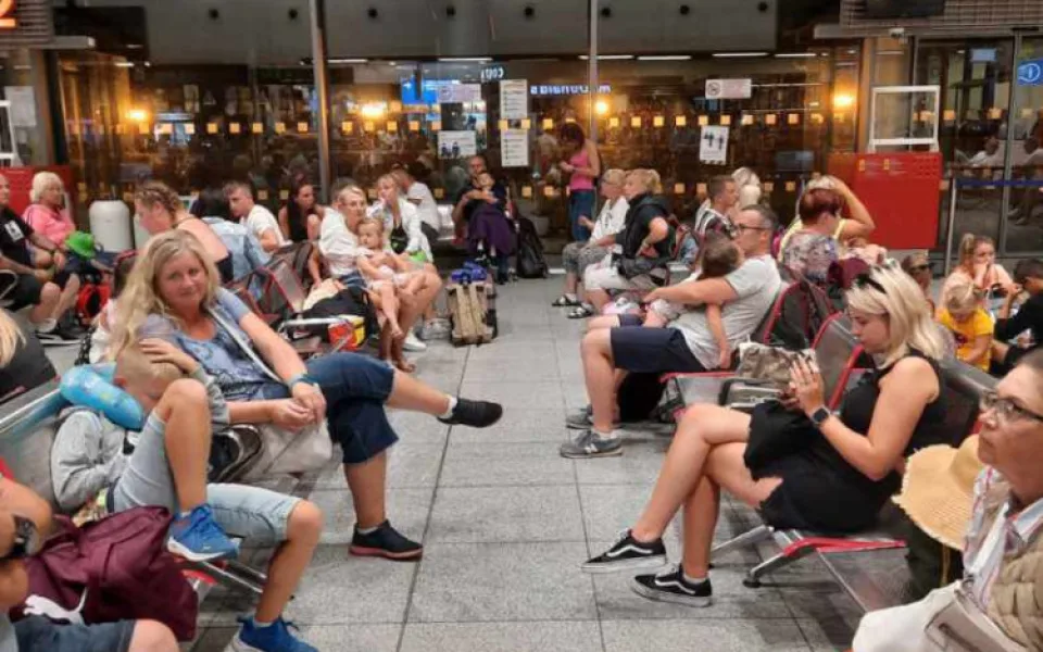 Cestující při čekání na letišti 