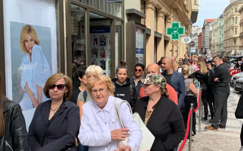 Stovky lidí stojí frontu na poslední rozloučení s Hanou Zagorovou
