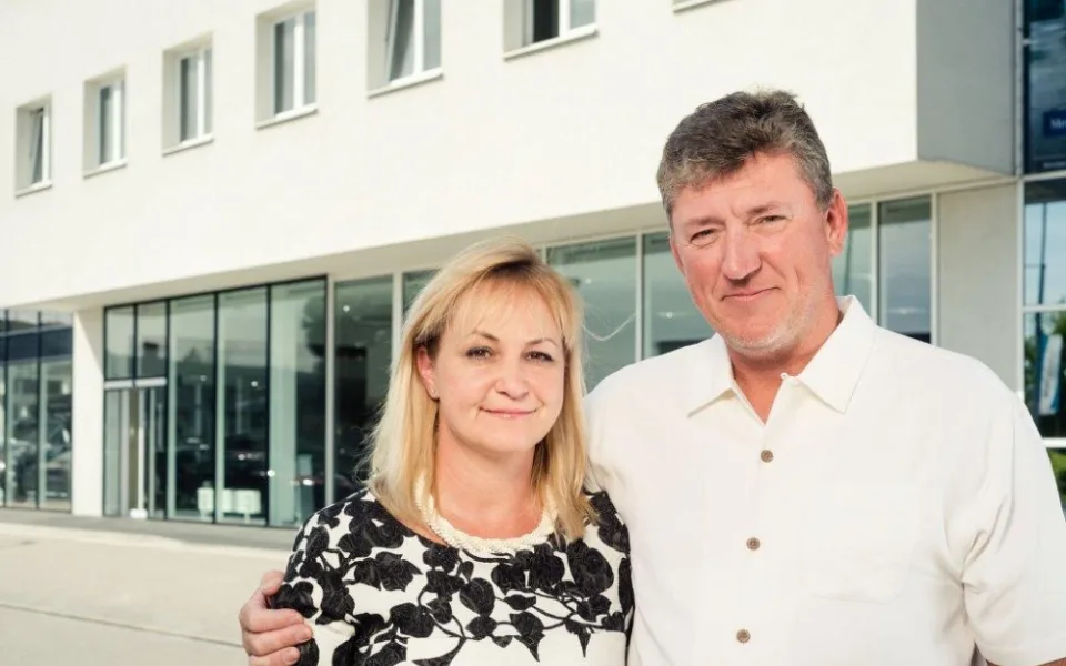Českobudějovický prodejce vozů Milan Král a.s. slaví 30 let. V rámci oslav připraví akce pro zákazníky a investuje do místního hokeje